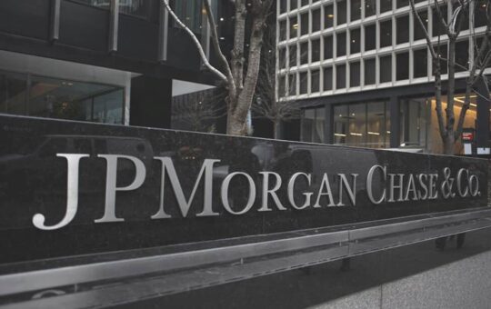 JPMorgan Chase CEO Still Thinks Bitcoin is Worthless —But His Clients Disagree